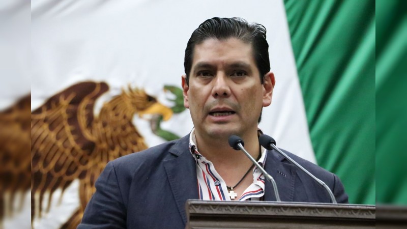 Propone Ernesto Núñez sancionar a médicos “patito” o que invadan funciones