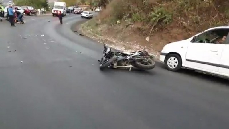 Dos muertos y 4 heridos, tras choque de taxi y motocicletas, en Zitácuaro 
