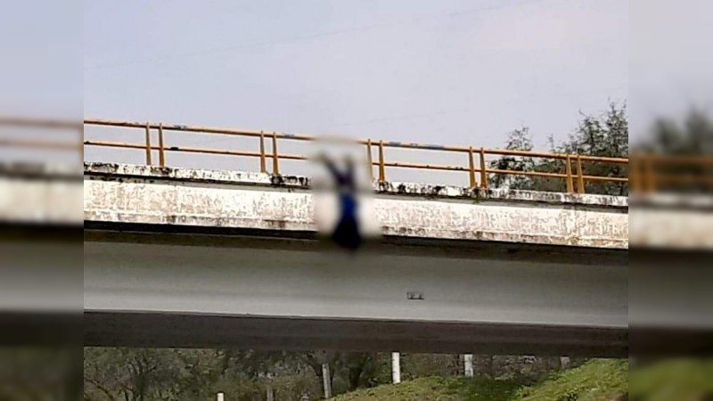Dejan cadáver colgado de un puente, en autopista de Occidente 