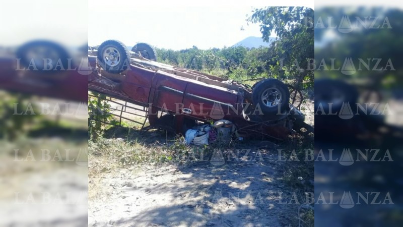 Vuelca camioneta con cortadores de limón, en Buenavista; 2 muertos y 27 heridos 