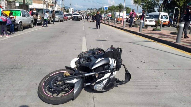 Perece motociclista tras chocar contra camioneta, en Zitácuaro 
