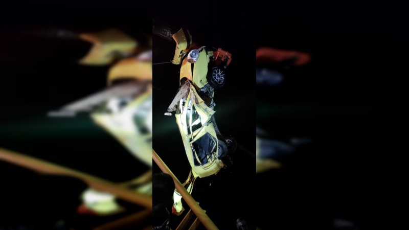 Muere mujer, tras proyectarse con su auto a un precipicio, en Zitácuaro  