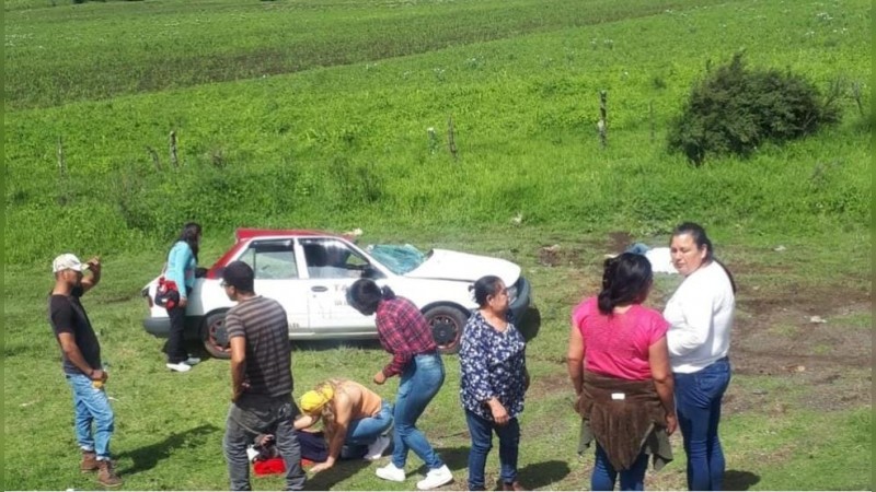 Cuatro muertos, saldo de choque de tráiler contra un taxi, en Uruapan 