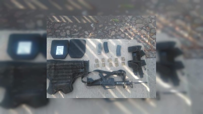 Militares aseguran fusil de alto poder y municiones, en Parácuaro 