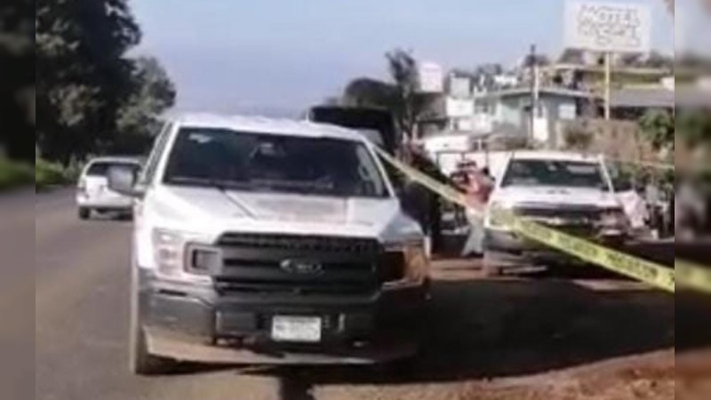Tiran 2 cadáveres embolsados, frente a un Conalep en Uruapan 