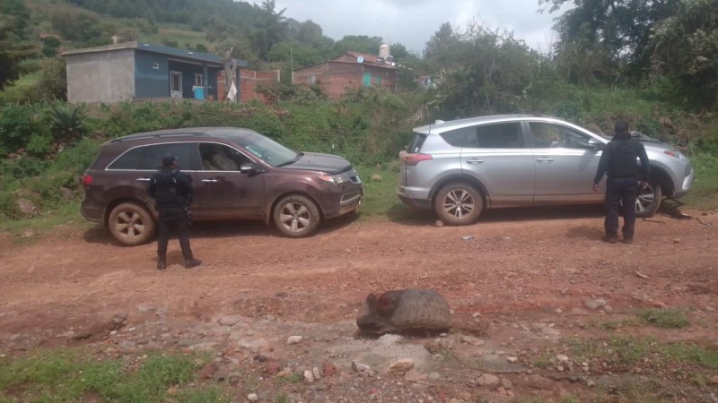 Tras persecución, aseguran 2 autos con repote de robo en Tangancícuaro