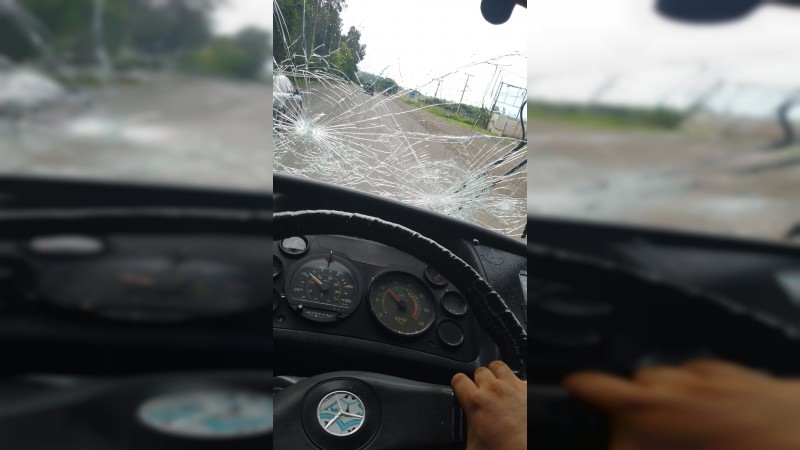 Reportan a supuestos normalistas agrediendo a automovilistas en Tiripetío