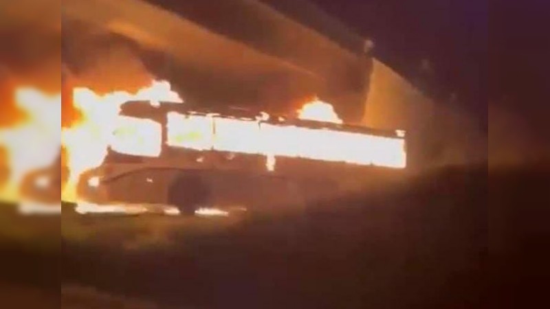Normalistas incendian un autobús de pasajeros, en Tiripetío 