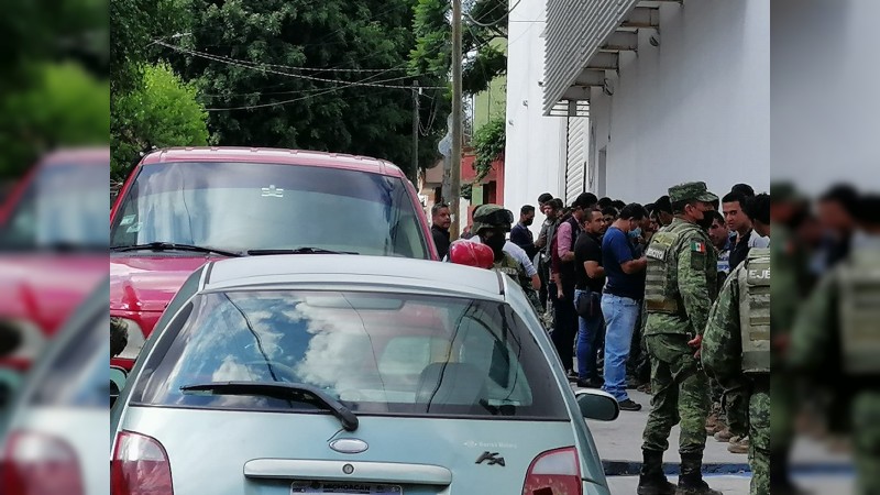Bajo fuerte dispositivo de seguridad, arriban 37 detenidos a la FGR, en Morelia 