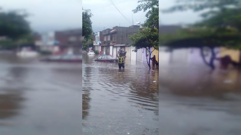 Guardia Civil brinda apoyo a morelianos afectados por las lluvias 