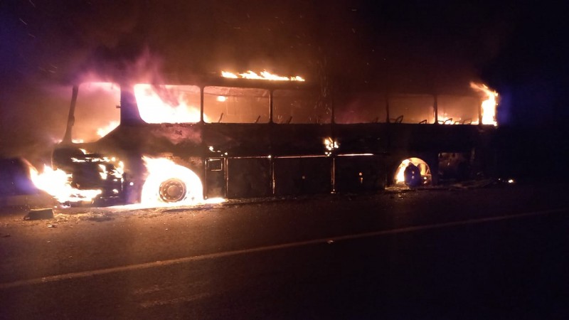 Arde autobús, en la autopista Siglo 21 