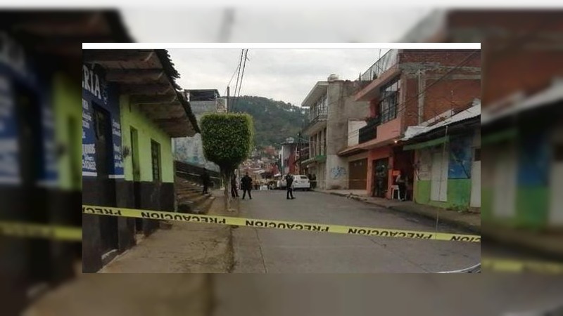Asesinan a un hombre y hieren a niña afuera del templo de San Juan Bautista, en Uruapan
