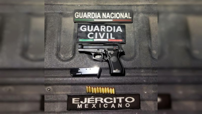 Aseguran arma de fuego y vehículo en Apatzingán, hay 2 detenidos
