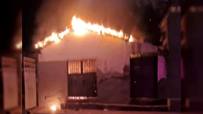 Hombre incendia su vivienda, tras discutir con su esposa, en Huetamo 