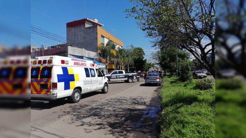 Fallece hombre tras resbalarse de una banqueta y golpearse la cabeza, en Morelia