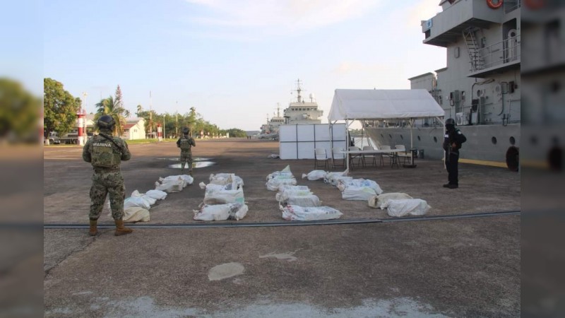 Armada asegura embarcación con 840 kilos de coca, en LC  