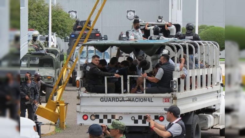 Con operativo por tierra y aire, trasladan a Cereso de Apatzingán a 154 miembros de Pueblos Unidos 