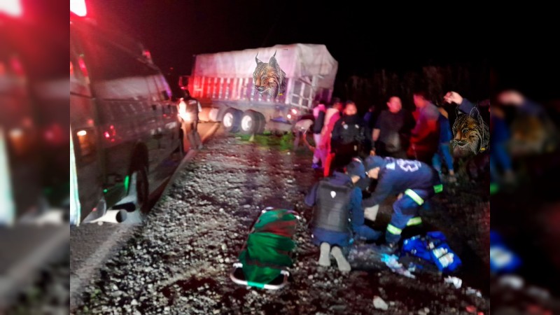 Camión arrolla a policías, en Cherán; uno murió 