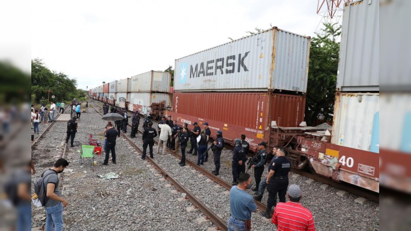 Policías evitan bloqueo de vías férreas, en Múgica  