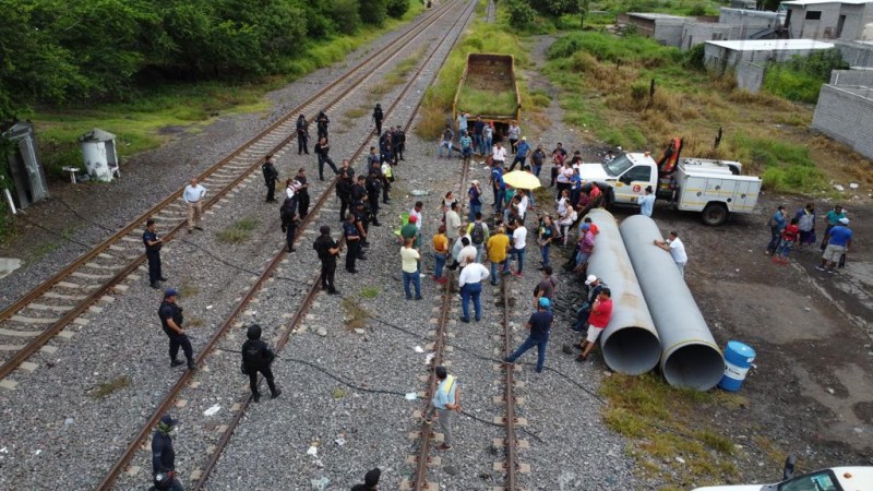 Policías evitan bloqueo de vías férreas, en Múgica  