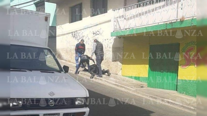 Enfrentan policías a individuos armados, en Uruapan 
