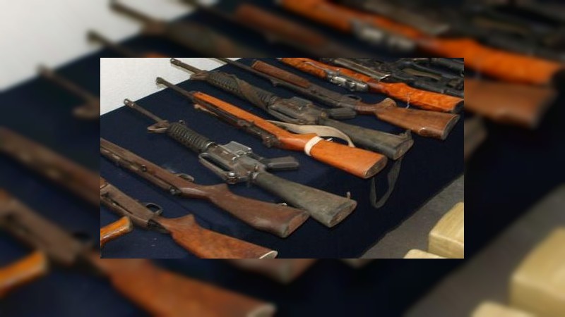 Tras escapar de un grupo de policías, hombres abandonan 7 rifles, en Cuanajo 
