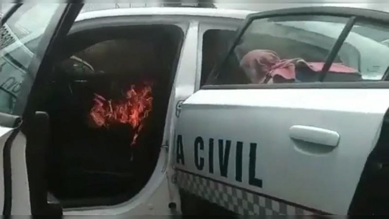 En demanda de plazas automáticas, Normalistas incendian autos oficiales 