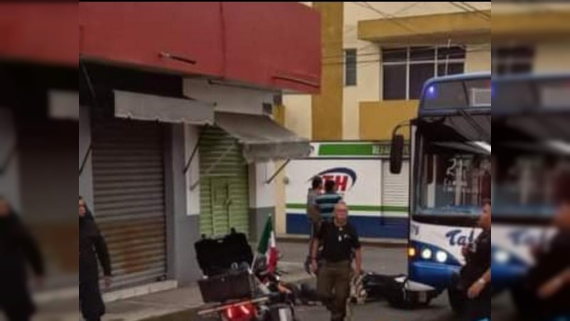 Choque entre moto y camión urbano deja un muerto y una lesionada, en Uruapan