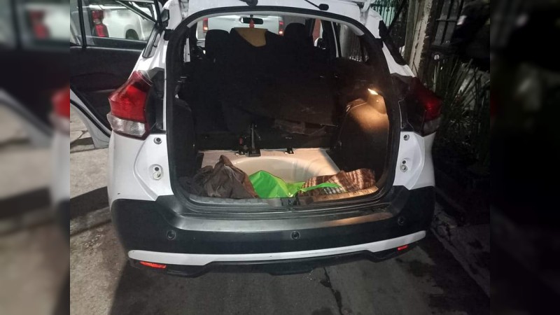 Abandonan auto cargado con armamento, en Sahuayo 