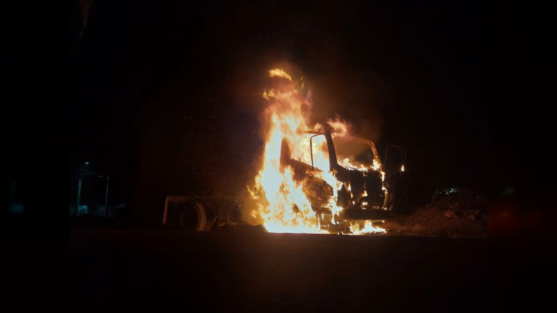 Comuneros queman autos, en Chilchota; exigen liberación de detenidos 