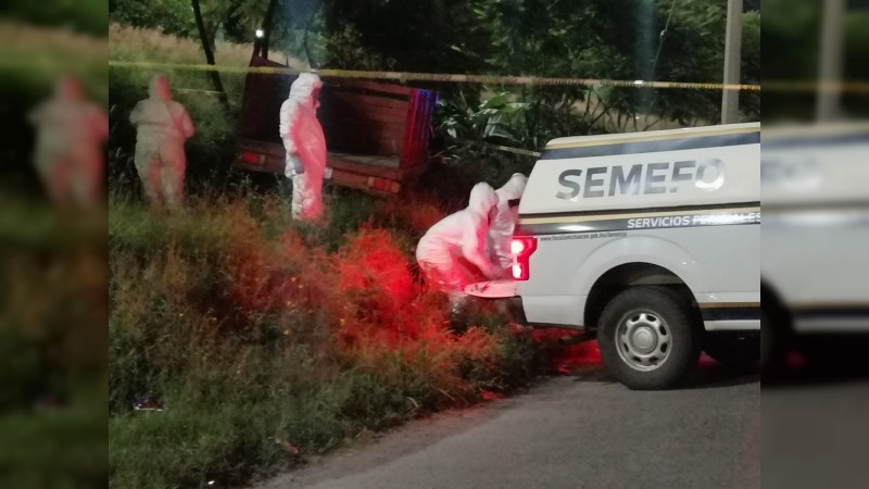 Muere hombre tras volcar camioneta, en Morelia 