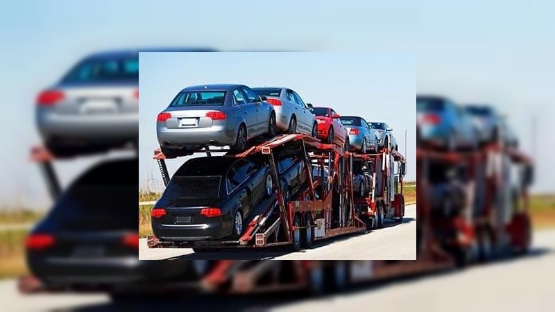 Roban 3 autos nuevos de camiones nodriza, en carreteras michoacanas 