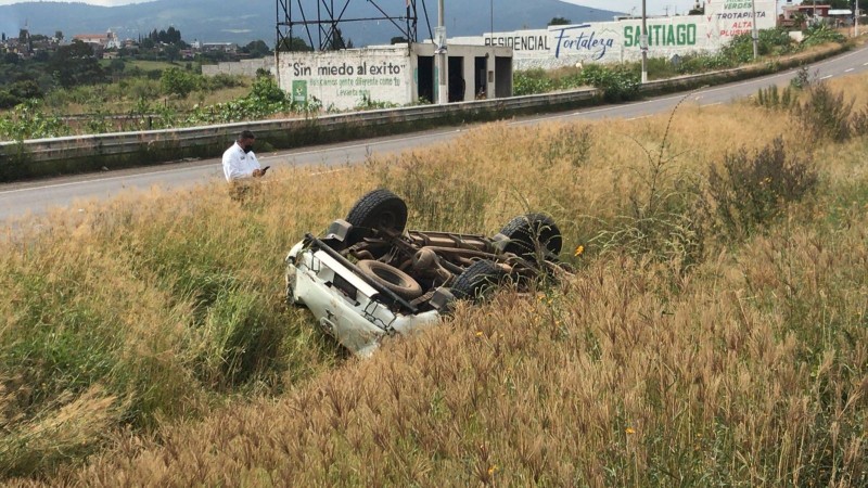 Muere hombre tras volcar su camioneta, en la Morelia-Pátzcuaro 