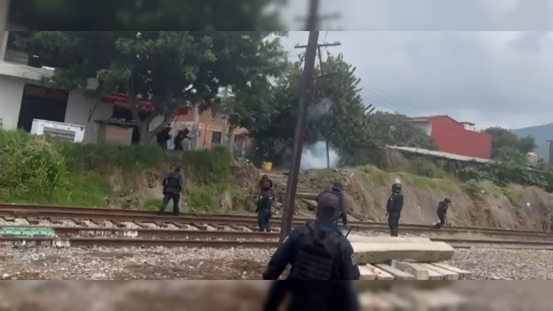 Maestros lanzan explosivos caseros a policías; hay 7 oficiales heridos 