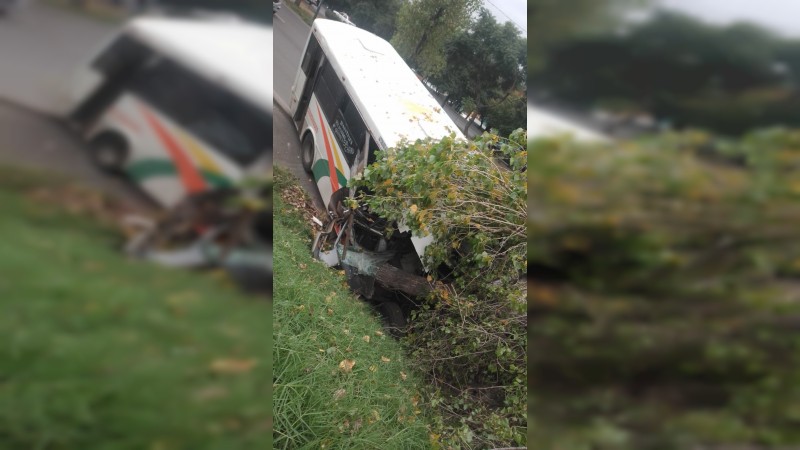 Camión de pasajeros se estrella contra árbol, en Morelia  