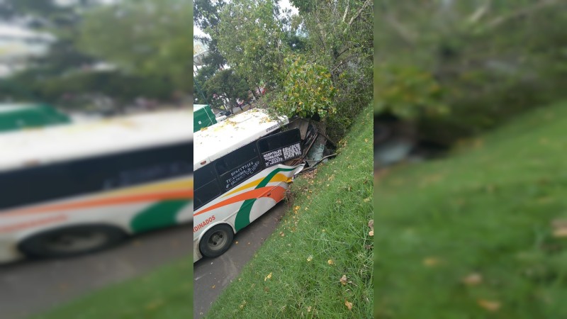 Camión de pasajeros se estrella contra árbol, en Morelia  