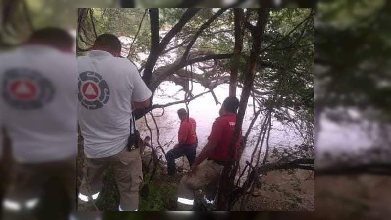 Caen dos menores al Río Grande de Apatzingán; su padre rescata a uno