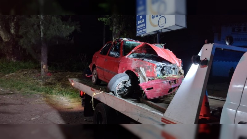 Muere conductor tras estrellar su auto contra árbol, en Jiquilpan 