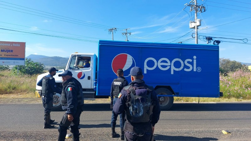 Policías recuperan 8 vehículos retenidos momentos antes por normalistas, en Morelia 