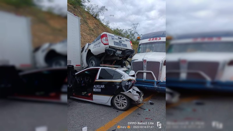 Autopista Siglo 21: camión embiste a patrulla y camioneta