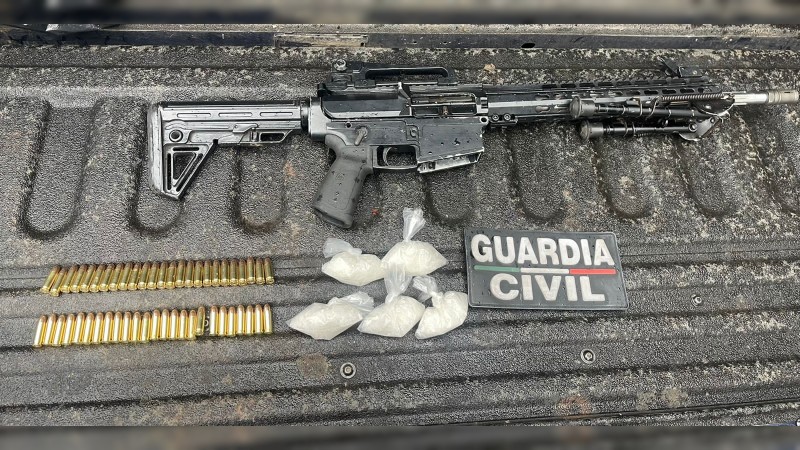 Uruapan: caen 2 mujeres y un hombre con fusil de asalto y droga 