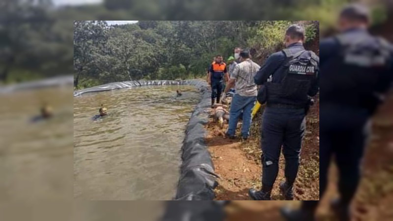 Rescatan cadáver del fondo de olla agrícola, en Tangamandapio 