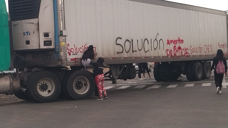 Normalistas vandalizan y desquician tránsito, en Morelia  