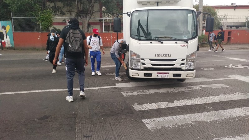 Normalistas vandalizan y desquician tránsito, en Morelia  