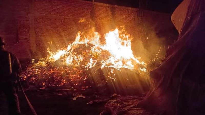 Se incendia fábrica de tabiques, en Tangancícuaro 