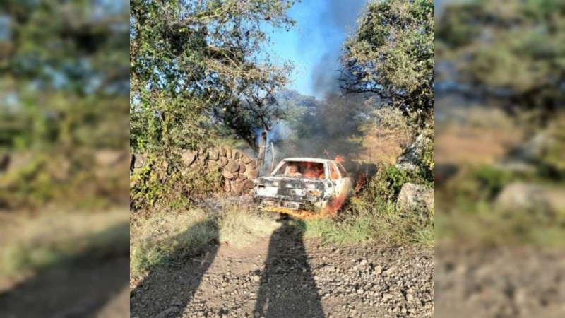 Hallan cadáver calcinado dentro de auto incendiado, en Tangamandapio 