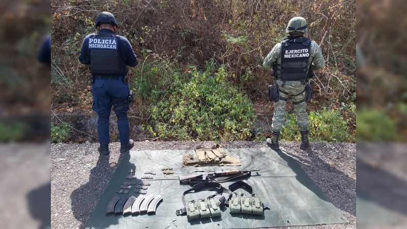 Militares aseguran arma, municiones y moto, en Tiquicheo 