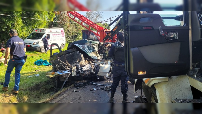 Camión embiste a camioneta de jornaleros, en Tancítaro; hay 4 muertos y 8 heridos 