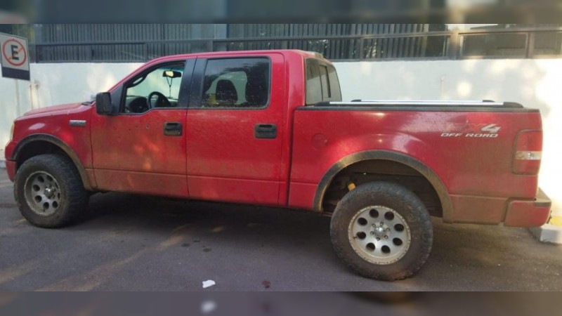 Sicarios rafaguean camioneta y conductor tras sufrir heridas abandona la unidad, en Apatzingán 