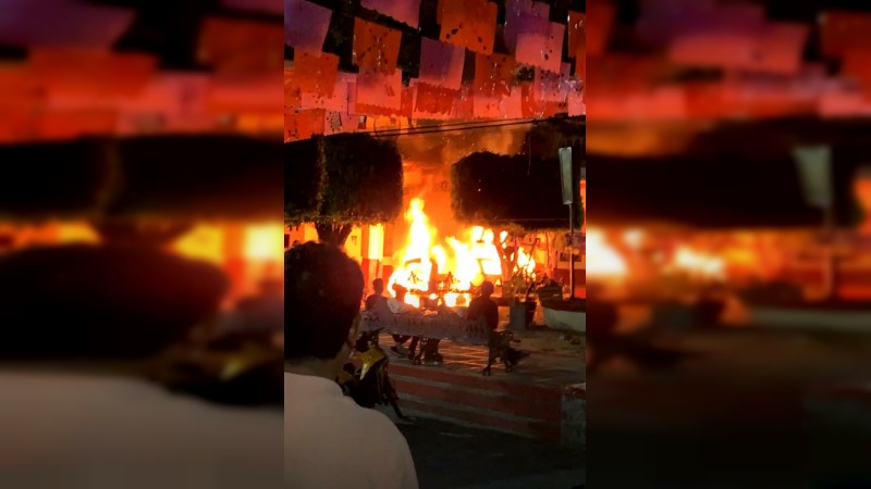 Turba incendia camioneta de edil de Chilchota y causa daños en alcaldía 